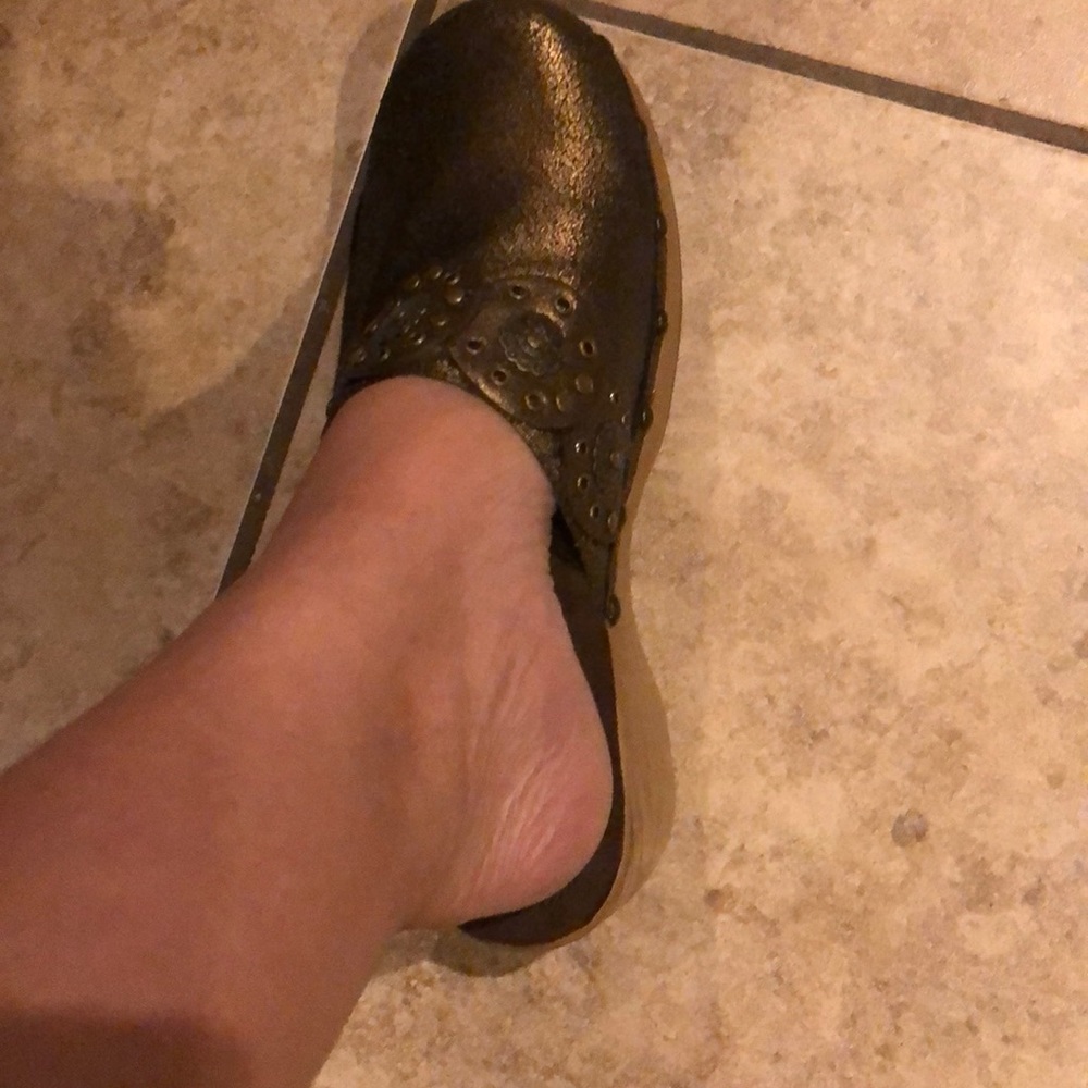 Shoes - Picture 2 of 10